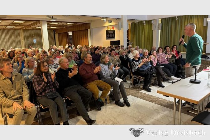 Ausverkauftes Rat- und Bürgerhaus: Die erste Lesebühne des Jahres 2026 war bestens besucht.