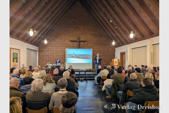 Rappelvoll war die evangelische Kirche in Eddersheim am Dienstagabend zur Infoveranstaltung bezüglich des angedachten neuen Quartiers.