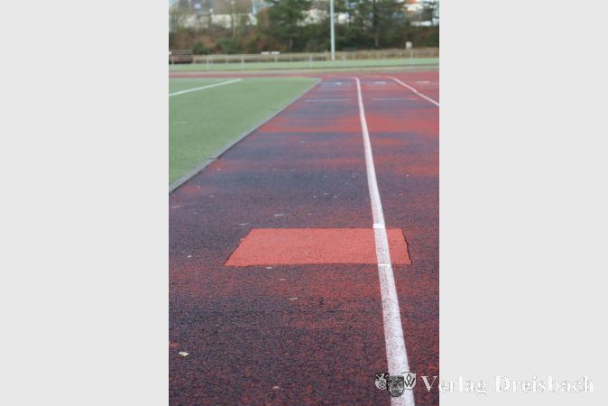Der Tartanbahnbelag auf dem Sportgelände an der Hauptstraße ist abgenutzt, an ersten Stellen musste geflickt werden.