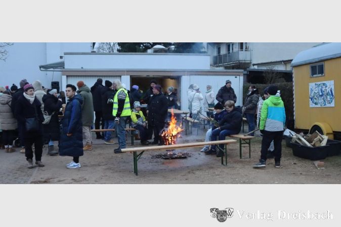 Der Tannenbaum-Weitwurf ist mehr als ein Wettkampf. In einer Zeit, in der nicht allzu viel passiert in Weilbach, bringt er die Menschen an einem Nachmittag zusammen, gar mit etwas Lagerfeuer-Romantik.