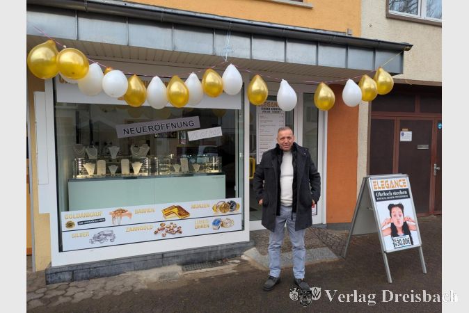 Süleyman Adams zur Neueröffnung am Dienstag vor seinem Geschäft "Elegance" in der Frankfurter Straße 9.