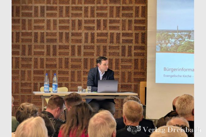 Wolfgang Molzberger, Fachbereichsleiter Stadtplanung, beschrieb die bisherige Entwicklung der Planungen und umriss den zeitlichen Ausblick.