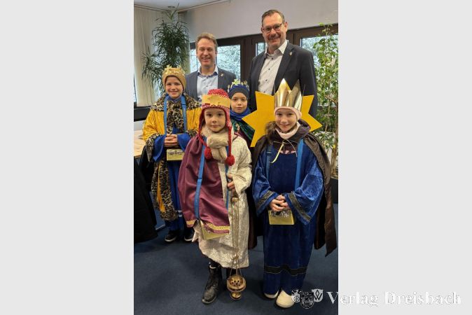 Der Erste Beigeordnete Martin Mohr und Bürgermeister Christian Seitz empfingen am Montag die Sternsingerinnen und Sternsinger der katholischen Pfarrei St. Elisabeth Hofheim-Kriftel-Eppstein.