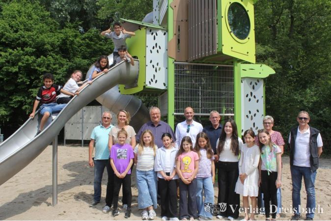 Zum Gruppenfoto versammelten sich im Mai 2025 neben den Mädchen und Jungen des Eddersheimer Kinderparlamentes, hintere Reihe, zweite von links: die Beauftragte der Stadt für Kinderparlamente Myriam Jung, daneben Bürgermeister Klaus Schindling, fünfter von links: Stadtverordnetenvorsteher Georg Reuter und seine Stellvertreterin Melanie Jürgens-Schumacher sowie drei Herren der Firma Proludic.