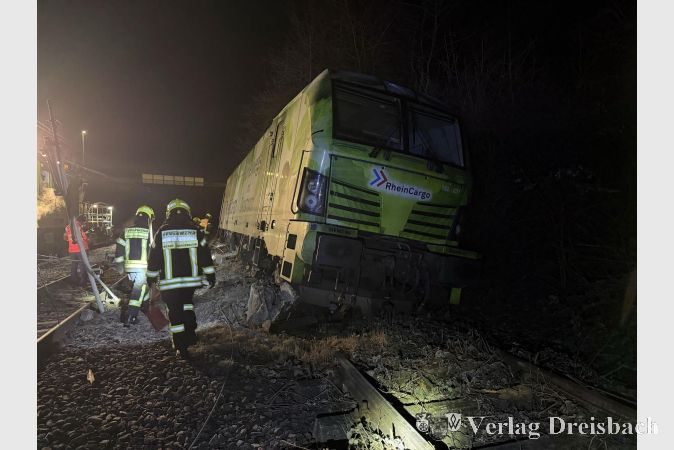 Nächtlicher Einsatz der Feuerwehr Hattersheim am Main nach der Entgleisung eines Triebwagens.