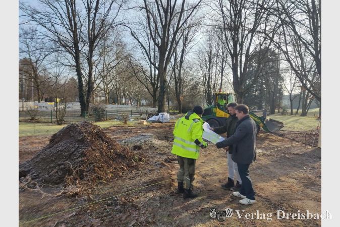 Erster Beigeordneter Martin Mohr und Projektleiter Michael Knittel beim Besuch der Baustelle.