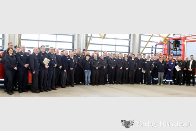 Dieses Jahr durften nicht nur die Geehrten, sondern alle Teilnehmenden des Neujahrsempfangs auf das Gruppenbild.