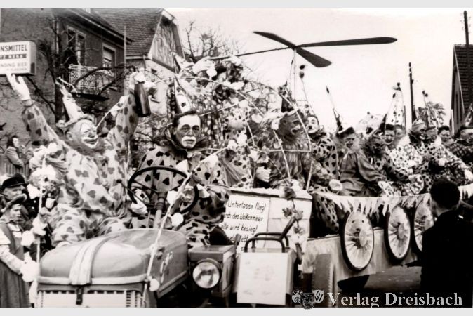 Krifteler Motivwagen beim Karnevalsumzug 1954.