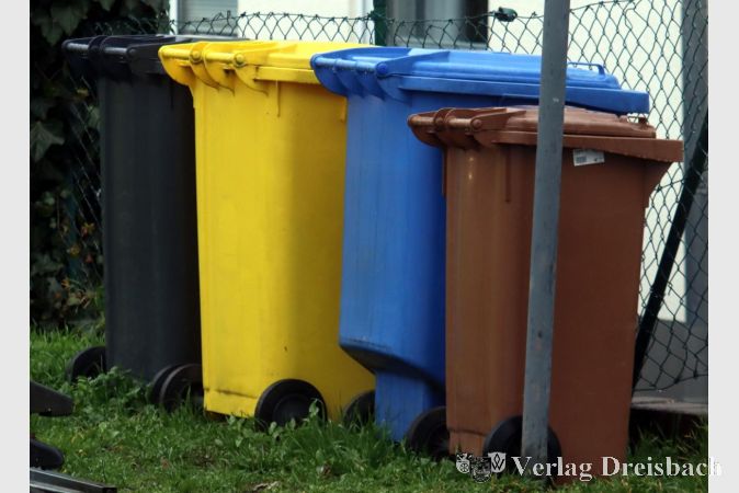 Das Farbenspiel der Entsorgungstonnen an den Flörsheimer Straßenrändern muss sich nicht zwangsläufig dezimieren, wer seine Gelbe Säcke in den Tonnen ablegt, muss sie ab Februar am Abholtag allerdings an den Straßenrand legen, das Entsorgungsunternehmen wird diese nicht mehr leeren.