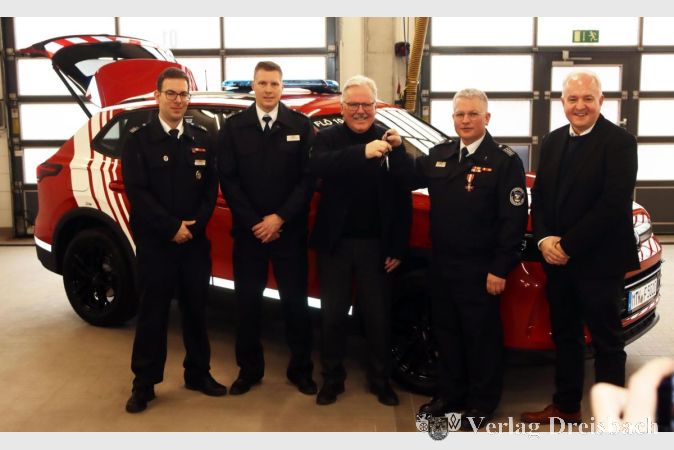 Übergabe des neuen Kommandowagens: Die Schlüssel des feuerroten VW Tiguan übergab Bürgermeister Bernd Blisch (2. v. r.) an Wehrführer Markus Kaschel (2.v.r.). Die Wehrführer Patrick Mehler und Christian Marienfeld (v. l.) und Stadtverordnetenvorsteher Michael Kröhle (r.) sind selbstverständlich genauso begeistert über den schnell organisierten Ersatz.