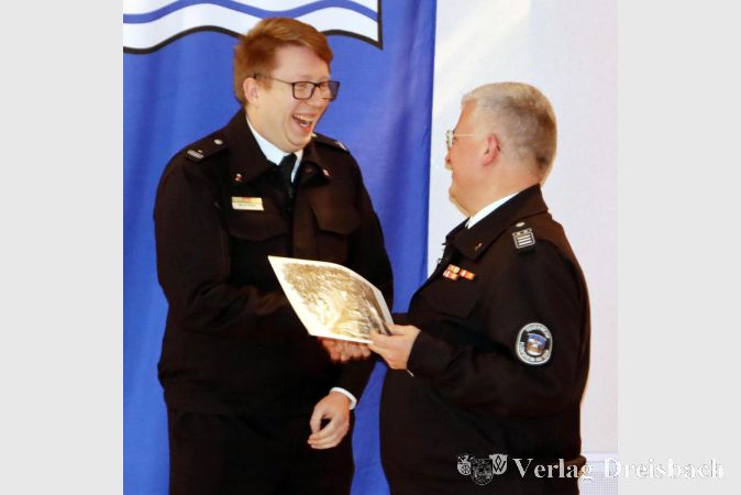 Die ranghöchste Beförderung galt in diesem Jahr Marcel Ullrich (Wicker, l.), der sich nun Oberbrandmeister nennen darf.
