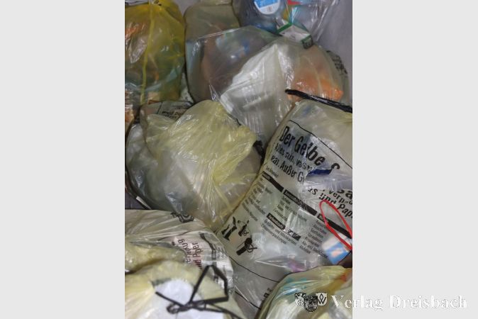 Die gelben Säcke wirken aufgetürmt am Straßenrand nicht gerade ordentlich, aber sie sind im Gegensatz zur Tonne transparent, so dass die Dienstleister kontrollieren können, ob sie mit den vorgesehenen Materialen befüllt sind.