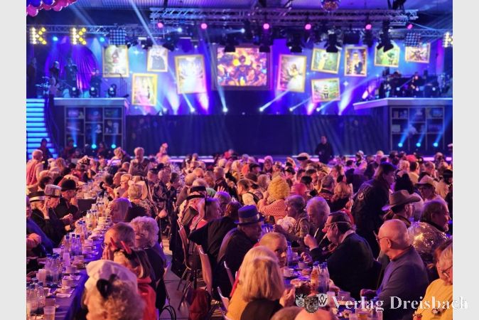 Pickepackevoll war die Große Schwarzbachhalle zum diesjährigen Kreppelkaffee.