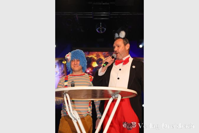 Auch kostümiert auf der Bühne: Erster Beigeordneter Martin Mohr und Bürgermeister Christian Seitz.