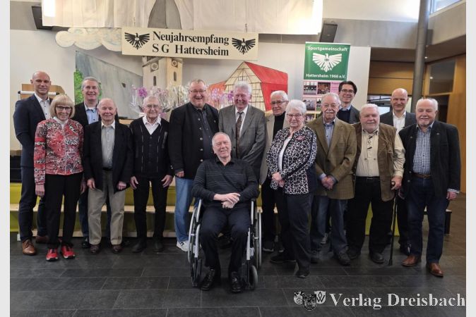 Für 60- und 50-jährige Vereinstreue ehrten die Ko-Vorsitzenden André Bienek (l.) und Christian Klein (2. v. r.) sowie Bürgermeister Klaus Schindling (5. v. l.) folgende Mitglieder: Wilhelm Britsch, Gerhard Neudert, Stefan Schweikart, Hermann Mohr, Roswitha Winkler, Dieter Heinze, Reinhold Schneider, Hans Schweikart, Hans Theinl, Richard Reiter, Dr. Axel Breuckmann und Carola Theinl (v. r.).