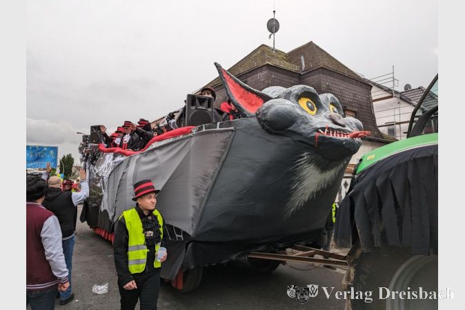Vampirschloss auf Rädern: Der Motivwagen des CCM in den vergangenen beiden Jahren.