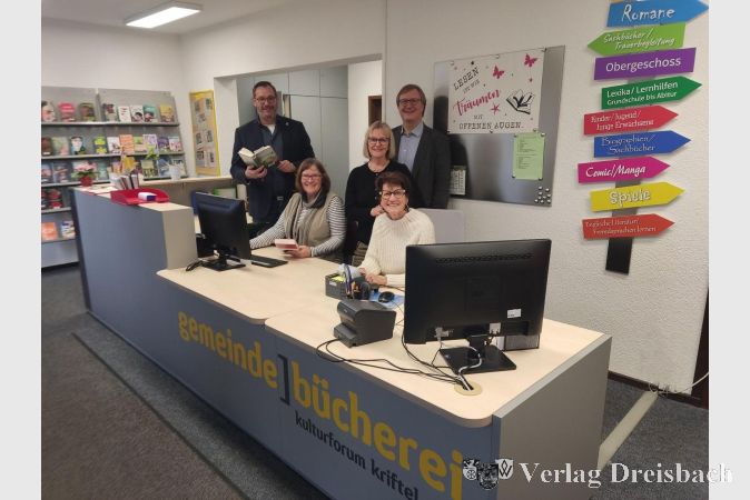 Vom neuen Look begeistert sind Bürgermeister Christian Seitz, Ursula Büchi (Bücherei-Team), Büchereileiterin Eva Momma, Dr. Frank Fichert (Leiter Kulturforum) und Cornelia Weißleder (Bücherei-Team).