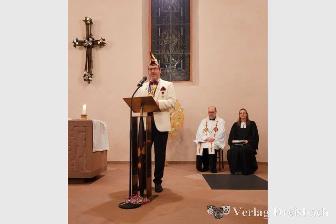 Der 1. Vorsitzende des CCM, Frank Enders, begrüßte die versammelte Narrenschaf zum ökumenischen Gottesdienst.