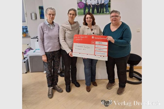V.l.n.r.: Anke Burski, Anne Möller (Pfarrerin), Petra Gokkenbach (vom Verein Frauen helfen Frauen Main-Taunus-Kreis), Christiane Fecher.