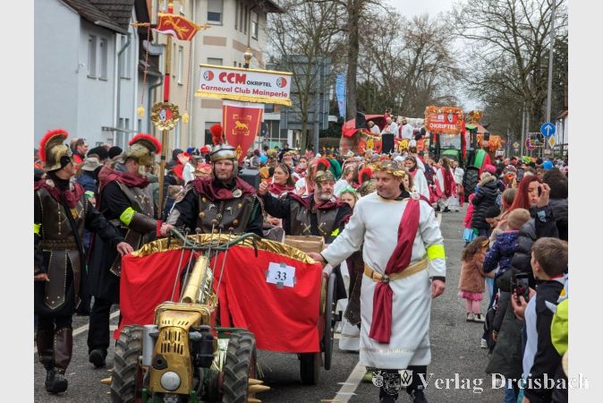 2022 und 2023 brachte der Carneval Club Mainperle (CCM) die antiken Römer auf die Straße.
