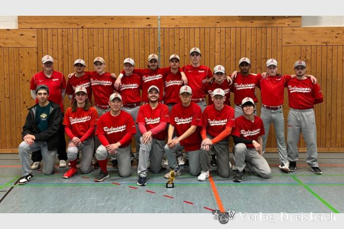 Die Herren/Junioren der Main-Taunus Redwings mit ihrem Trainer Oliver Rossius (hintere Reihe 1. von links).