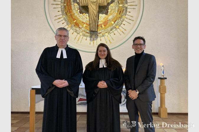 Pfarrer Reinhardt Schellenberg, links, und der Vorsitzende des Kirchenvorstands, Thomas Milkowitsch, stellen Pfarrerin Melanie Khalil im Gottesdienst vor.
