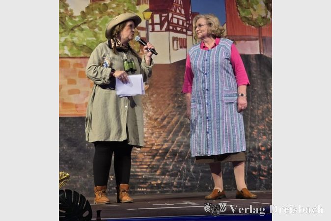 Moderatorin Katja Leppert (links) mit Waltraud Pöschl, deren ganzes Leben ein Abenteuer ist.