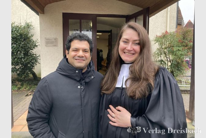 Melanie Khalil, die neue Pfarrerin der Evangelischen Auferstehungsgemeinde in Kriftel mit ihrem Mann, Samuel Khalil.