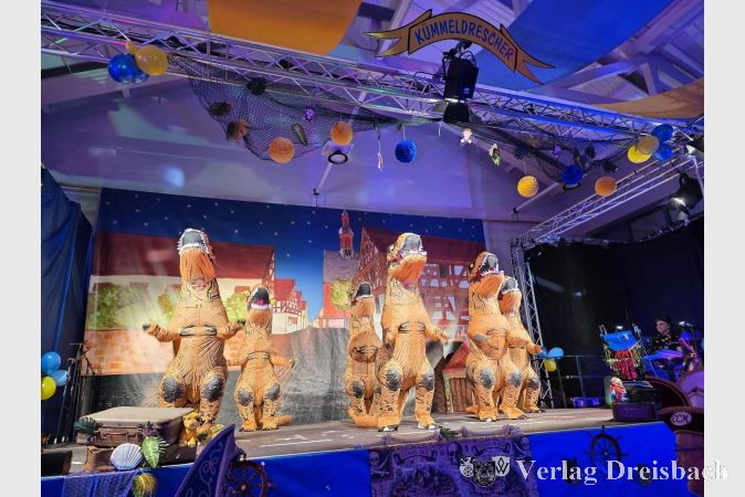 Das Männerballet Crazy Dancers als Dinosaurier.