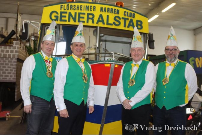 Foto: gus
Vor dem Generalstabswagen zeigt sich doch FNC-Führungscrew bereit für den großen Umzug am Sonntag (v. l.): Vorsitzender Heinz Schäfer, sein Stellvertreter und Generalstabssprecher Simeon Dimitriadis, der Sprecher des großen Rates, Michael Kröhle, und Schatzmeister Karsten Schwarz.