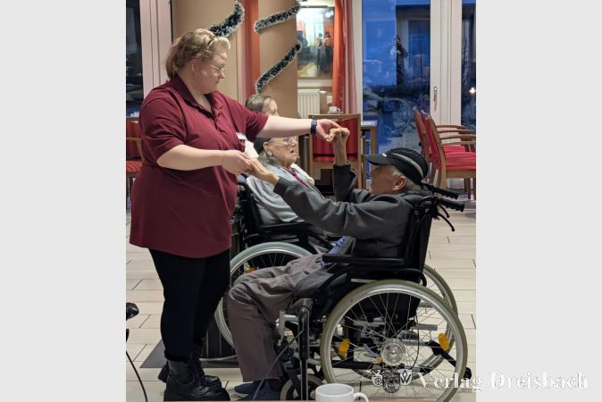 Foto: nab
Musik zum Mitmachen: FSJ-Mitarbeiterin Aurelie Kardos tanzte mit Bewohnerinnen und Bewohner während des Konzerts.