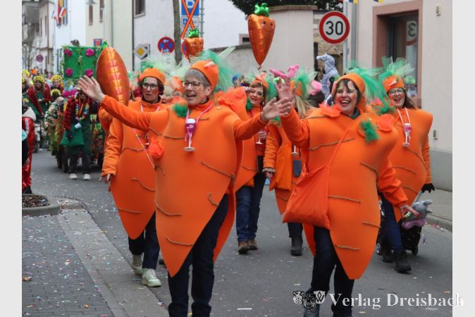 Foto: gus
Die Gemütlichkeit Weilbach will es sich laut Motto "Ab ins Beet zwischen Gartenzwerg und Klappstuhl" in einer Gartenlandschaft gemütlich machen.