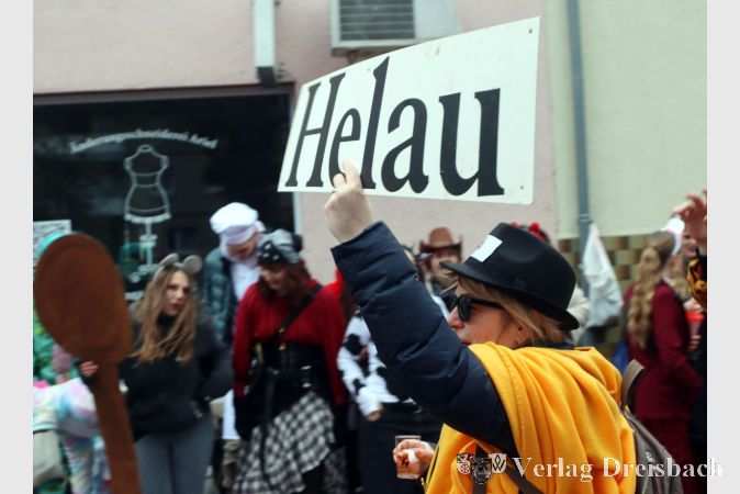 Foto: gus
Die Flörsheimer sind in tolerantes Volk. Diese Närrin der Kolpingfamilie Hochheim war zum Zeitpunkt der Aufnahme in der Grabenstraße schon zwei Stunden in den Gassen der Stadt unterwegs und noch niemand hatte ihr das Plakat mit der völlig falschen Anrede entrissen.