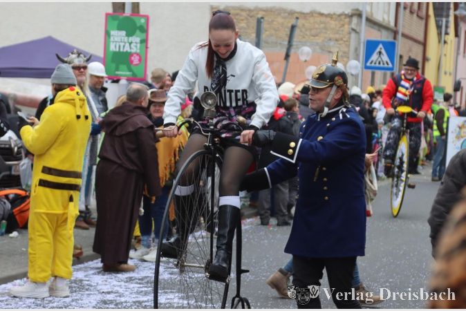 Foto: gus
Der SV Opel Rüsselsheim ging auf an die Anfangszeiten der Autofirma erinnernde Hochrädern auf die Strecke. Hier darf eine Zuschauerin eine besondere Erfahrung auf den historischen Drahteseln machen.