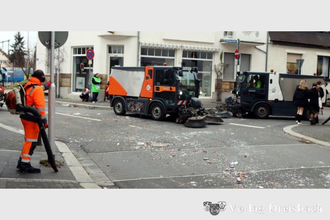 Foto: gus
Die Besenwagen hatten an der Kreuzung Erzberger/Wickerer Straße ordentlich zu fegen.