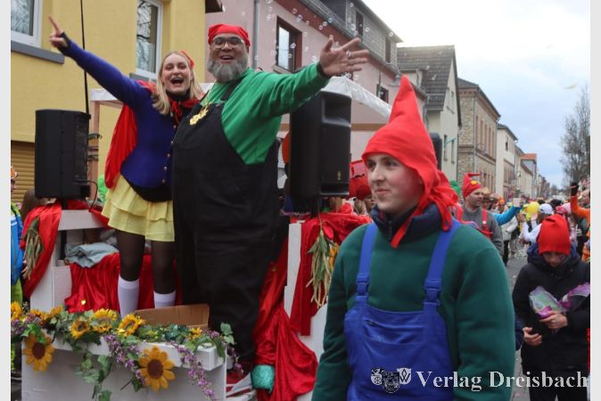 Foto: gus
Die Weinzwerge ("Wein7werge") des Weinguts Michael Hück verbanden "Schneewittchen, Zwerge, Wein und Spaß".