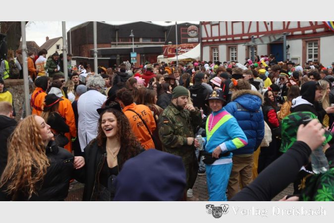 Foto: gus
Der Gallusplatz ist schon vor dem Zugbeginn die Partyzone, die besonders die jüngsten Flörsheimerinnen und Flörsheimer anpeilen und teilweise den Zug gar nicht anschauen wollen.