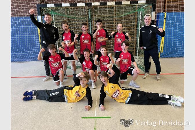 Foto: privat
Die D1-Jugend jubelt über den Sieg und die schon fast errungene Meisterschaft.