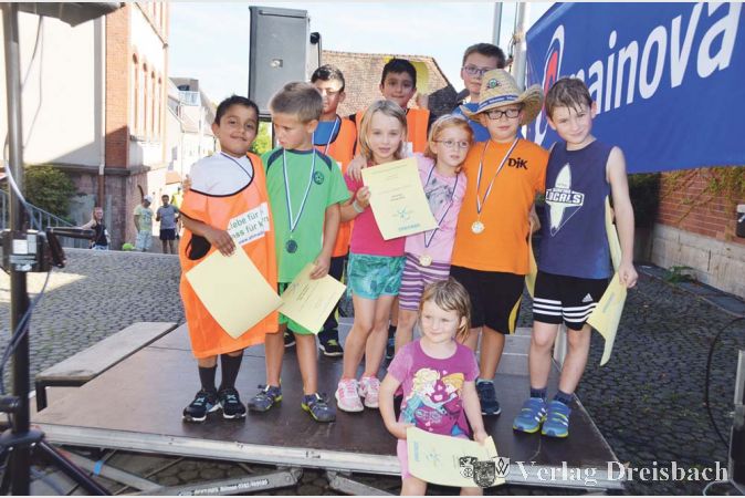 Fotos: R. Dörhöfer
Beim Kinderlauf startete nur ein kleine Gruppe, doch auch diese legte mit Bravour die Strecke durch den Startgarten zurück. Die jüngste Teilnehmerin war gerade einmal vier Jahre alt.
