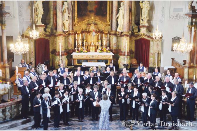 Fotos: R. Dörhöfer
Zum 69. Mal erfüllte der Sängerbund am 30. August sein Versprechen und gab am Vorabend des Verlobten Tages das Vermächtniskonzert in St. Gallus. Der Flörsheimer Musikverein ergänzte die gesanglichen Darbietungen mit Instrumentalen Werken.