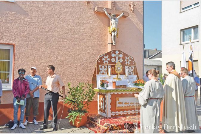 Fotos: R. Dörhöfer
Auch Flüchtlinge nahmen am Gottesdienst und an der Prozession teil. Am Pestkreuz gestalteten sie den Altar thematisch mit.