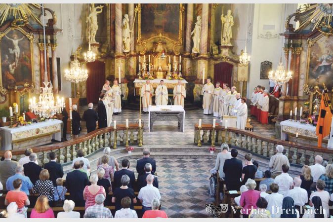 Fotos: R. Dörhöfer
Viele hundert Gläubige nahmen an den Feierlichkeiten des 349. Verlobten Tages teil. Die Bänke der Galluskirche waren dicht gefüllt.