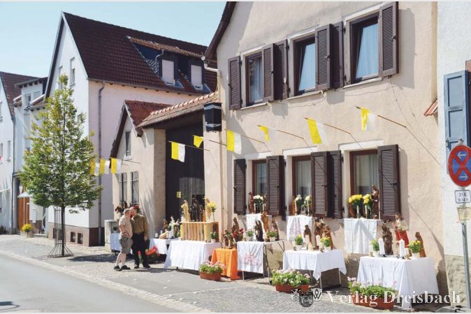 Fotos: R. Dörhöfer
Entlang des Prozessionsweges hatten sich viele Menschen besondere Mühe für den Feiertag gegeben - stolze 60 Heiligenfiguren waren in der Obermainstraße aufgestellt.