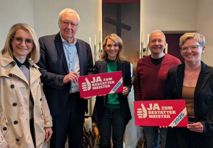 Andrea Belegante (l.), Hermann Hubing und FDP-Fraktionsvorsitzende Wiebke Knell (m.) erhalten von Rainer und Angelika Woller (r.) einen persönlichen Einblick in das Bestattungsunternehmen.