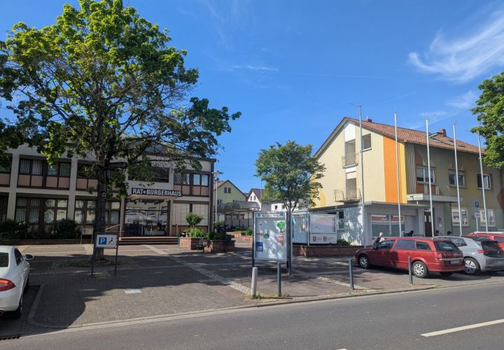 Das "Rathausquartier" soll an seinem angestammten Platz bleiben, jedoch sind die Gebäude dort in vielerlei Hinsicht längst nicht mehr zeitgemäß. Zum weiteren Vorgehen sollen nun bezüglich einer Sanierung oder eines Neubaus eine Zielbestimmung durchgeführt und ein Raumprogramm entwickelt werden.