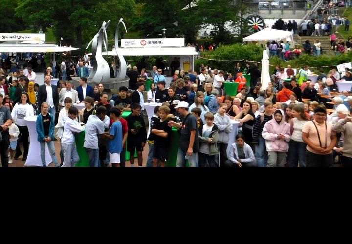 Festivalstimmung auf dem Schulhof: Großer Bahnhof zur Jubiläumsfeier der Weingartenschule.