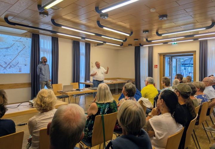 Das Eddersheimer Begegnungshaus war am Dienstagabend sehr gut gefüllt. Erstaunlich viele Bürgerinnen und Bürger interessierten sich für die Inhalte des neuen Bebauungsplans.