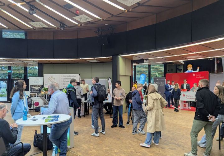 Auch bei der fünften Auflage der Hattersheimer Berufsmesse entwickelten sich wieder über den ganzen Tag verteilt informative Gespräche und anregende Dialoge zwischen den Ausstellern und jungen Menschen, die unmittelbar vor dem Schritt ins Berufsleben stehen.