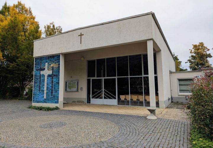 Die Trauerhalle auf dem Krifteler Friedhof. Das Gebäude eignet sich besonders gut um erste Erfahrungen mit der Erstellung individueller Sanierungsfahrpläne für die gemeindeeigenen Liegenschaften zu sammeln.
