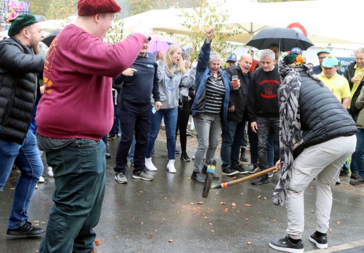 Fünf Anwärter brauchte es nur, bis die drei Blumentöpfe beim Giggelschlag in Splitter aufgegangen waren. Dennis Imlau halfen die Umstehenden mit genauen Anweisungen.